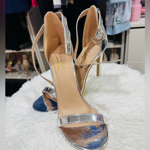 Sliver heels ! 
Size 8 in woman /USA
Glaze brand 
Super comfy 
Never wore - Picture 4 of 6